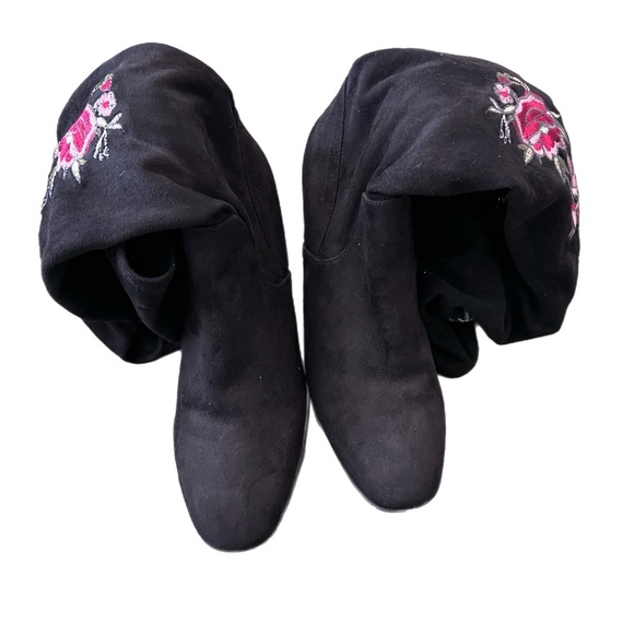 🌹Impo Black Floral Embroidered Heeled Boots - Picture 6 of 10